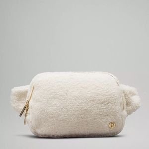 lululemon Everywhere Belt Bag Large 2L Fleece in White Opal/ Gold